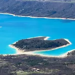 1 Avec Piscine Apartment